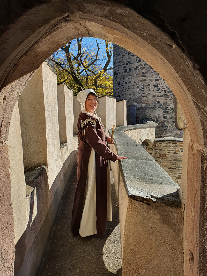 Magd Berta (Bianca Jokisch) im Museum Burg Stein. Foto: Susann Gramm